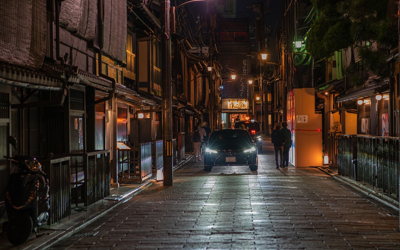 Kyoto’s historic districts offer the perfect backdrop for finding unique Japanese souvenirs.