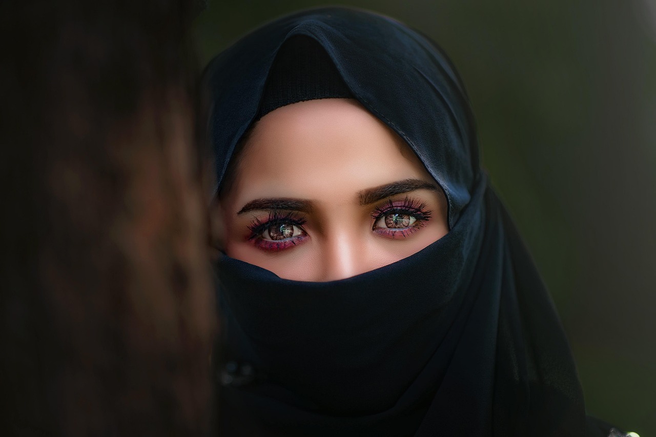 Religious headcoverings are permitted as long as the full face remains visible from hairline to chin.