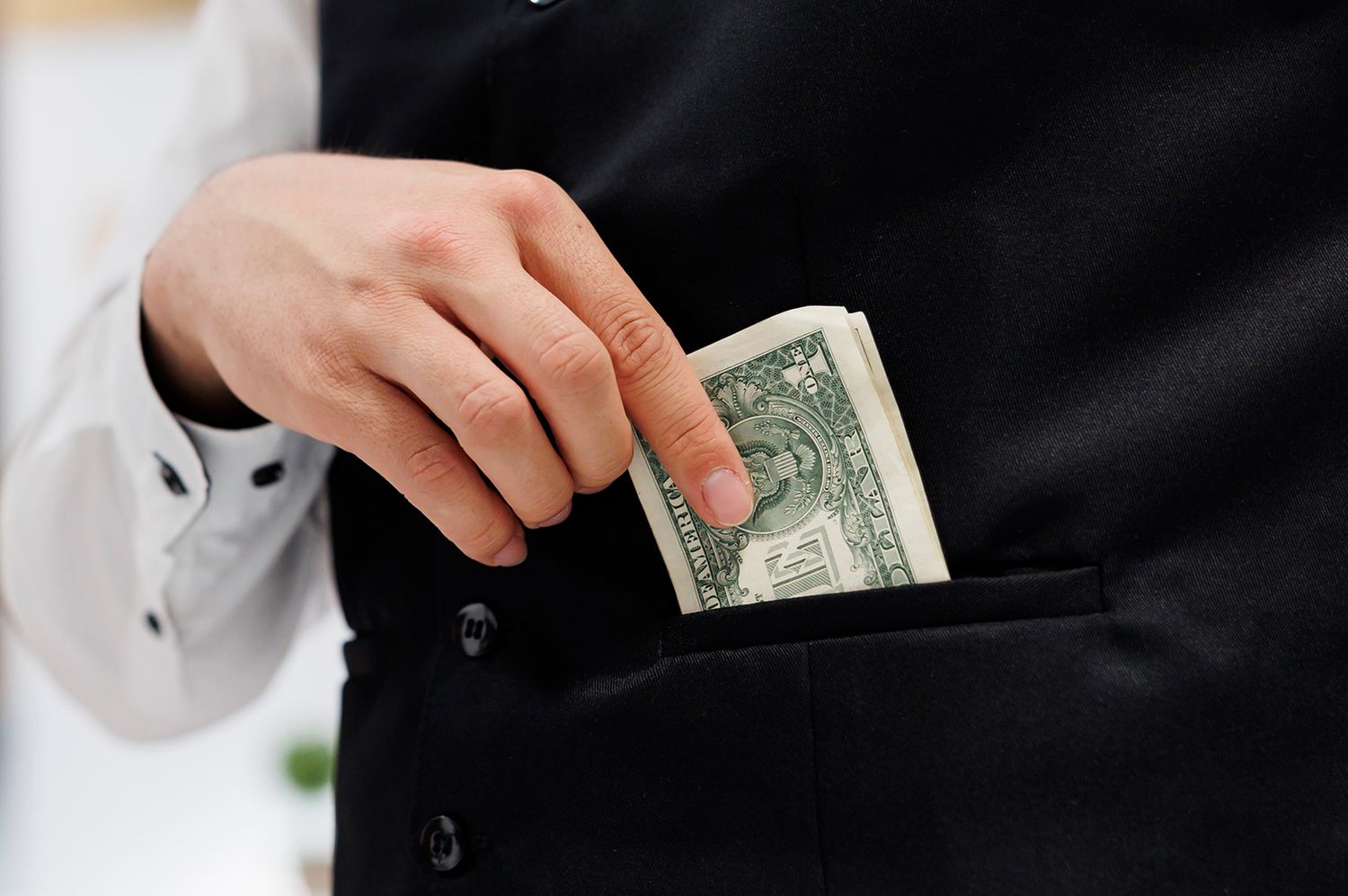 Tipping Flight Attendants: Guide to Airline Etiquette