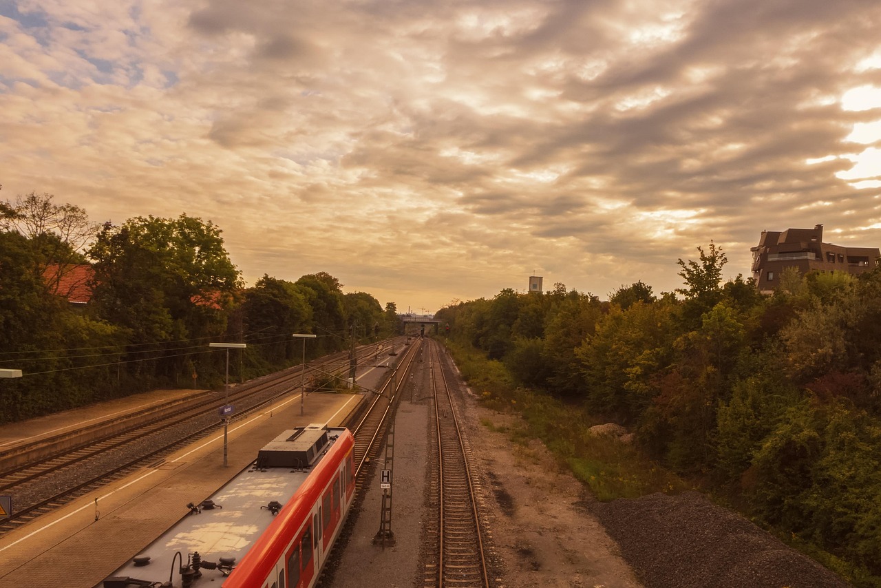The Saphir Odoriko is a masterpiece of modern luxury, designed to match the blue of the Izu ocean.